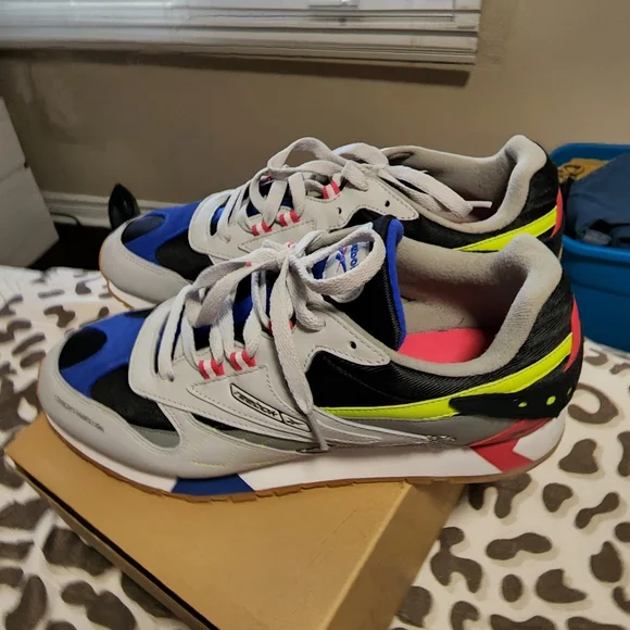 Sneaker - Picture 3 of 3